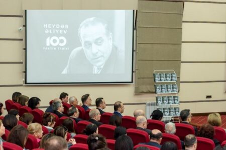 “Heydər Əliyev-100 faktın tarixi” kitabının təqimat mərasimi keçirilib-FOTOLAR